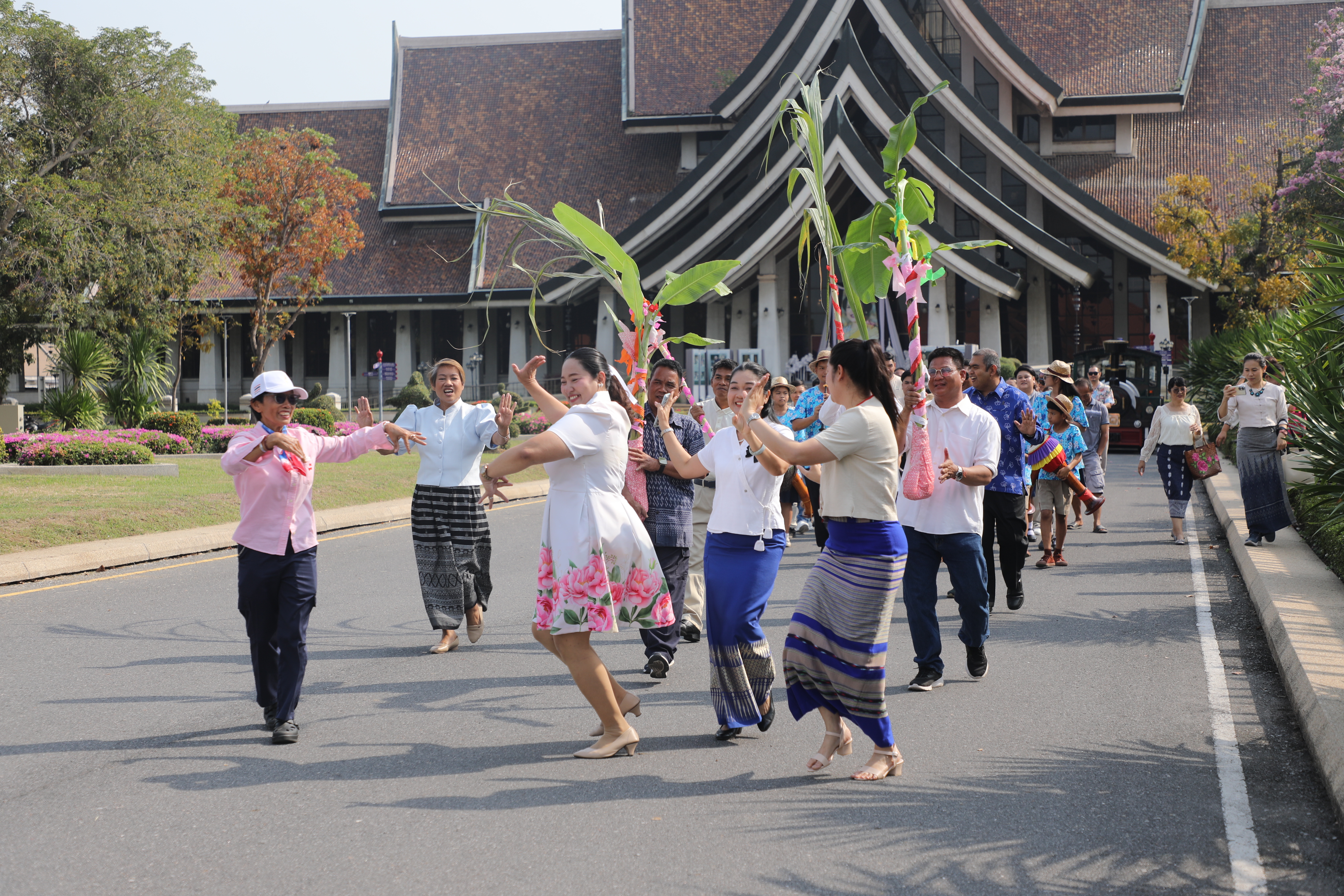 title - มากกว่าความรักระหว่างคู่ครอง คือความรักต่อปวงชน ส.ป.ก. จัดงาน “รักแห่งศิลป์ รักแห่งแผ่นดิน” พลังแห่งศิลปะที่เชื่อมโยงสถาบันและประชาชน